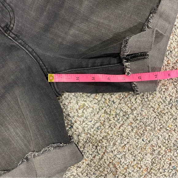 Kut from the Kloth Distressed Cuffed Denim Boyfriend Short dark gray Sz 6 - Picture 6 of 7